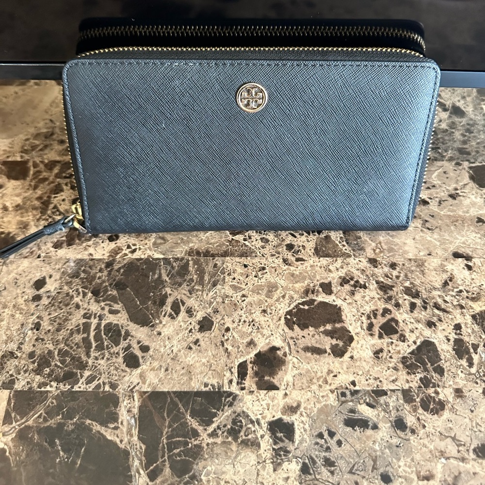 New Tory Burch Black Continental Wallet .